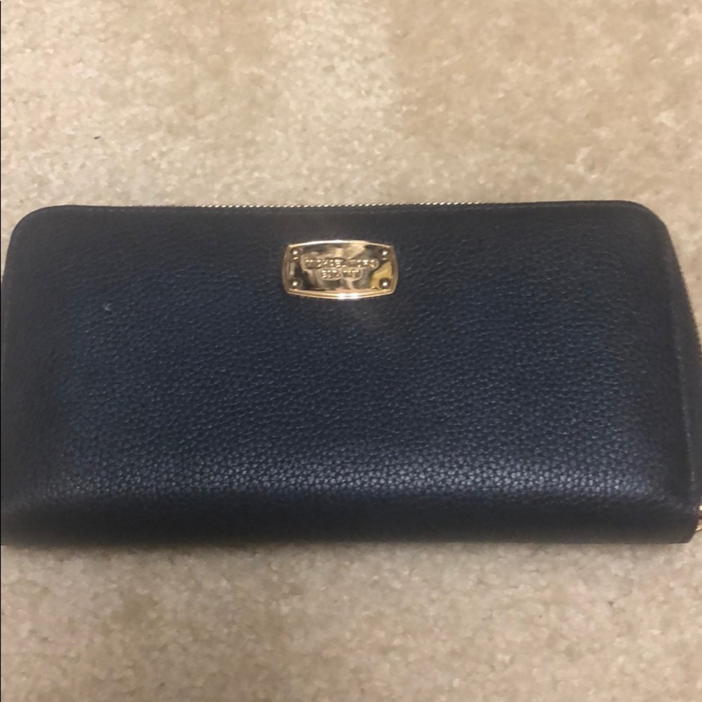 Michael kits large zip around wallet